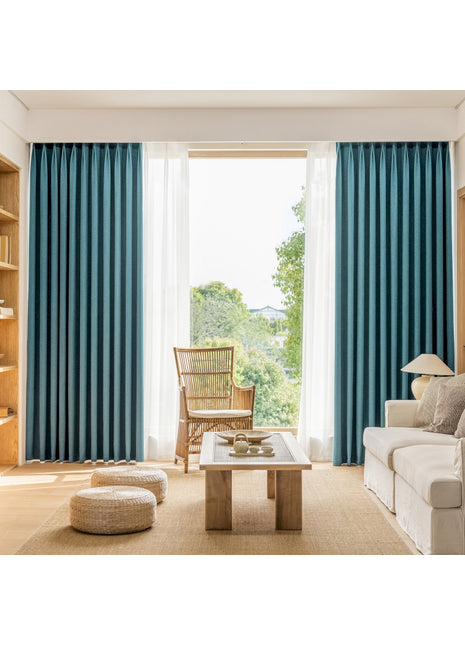 ein Wohnzimmer voller Möbel und einem großen Fenster