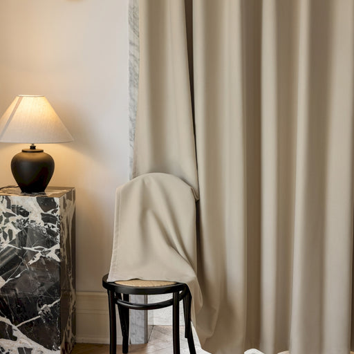 ein Stuhl und eine Lampe in einem Zimmer