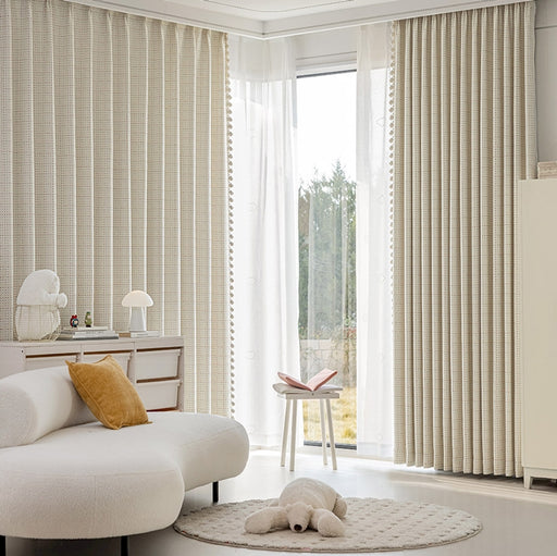 ein Wohnzimmer mit einem weißen Sofa und einem weißen Teppich