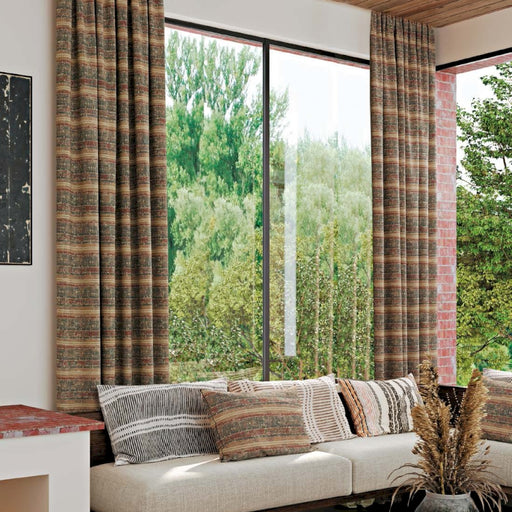 ein Wohnzimmer voller Möbel und einem großen Fenster