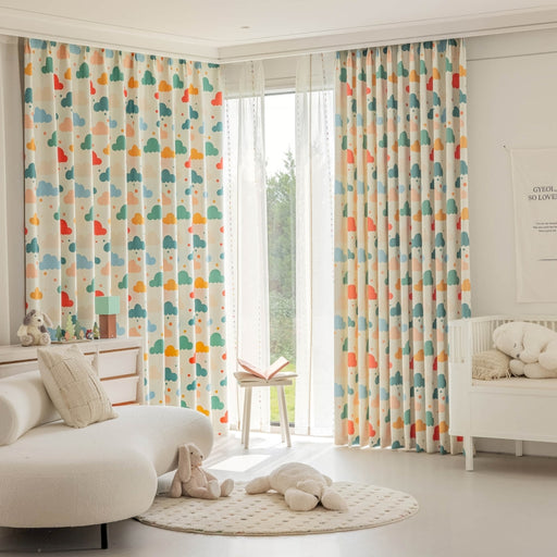 Ein Babyzimmer mit bunten Vorhängen und einem weißen Kinderbett