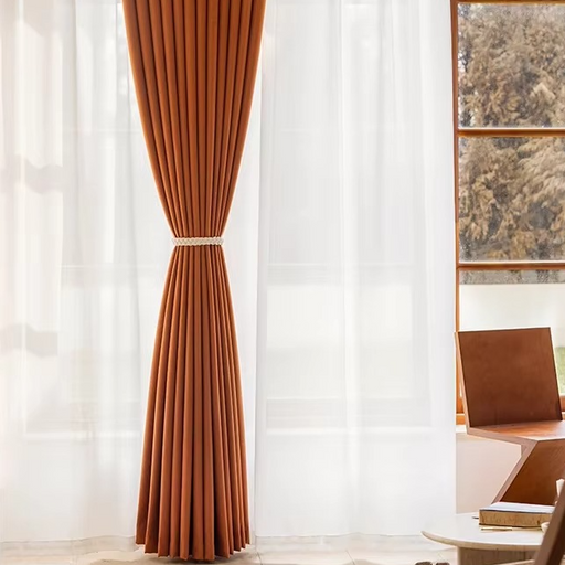 ein Wohnzimmer mit einem Sessel und einem Fenster