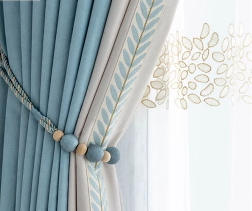 Blauer und weißer Vorhang