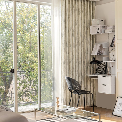 ein Wohnzimmer mit einem Couchtisch aus Glas