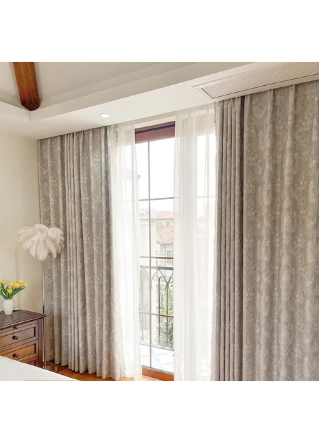 ein Schlafzimmer mit einem Bett und einem Fenster mit Vorhängen