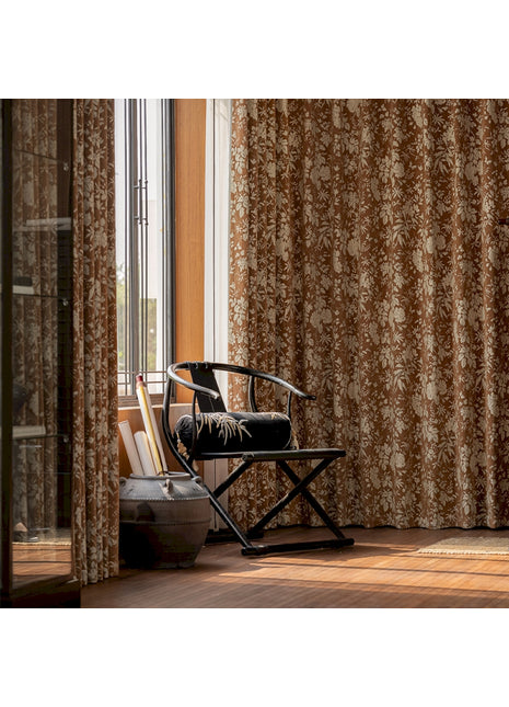 ein Stuhl steht in einem Zimmer neben einem Fenster
