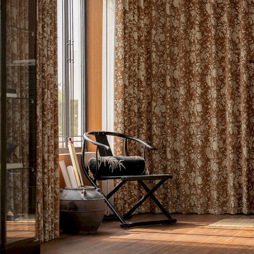 ein Stuhl steht in einem Zimmer neben einem Fenster