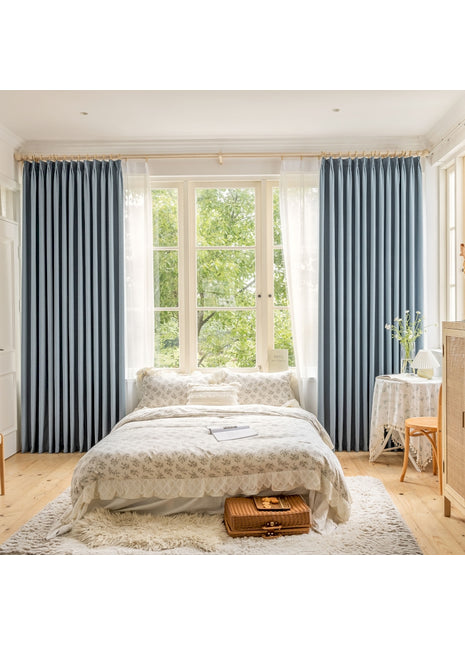 ein Schlafzimmer mit einem Bett und einem Fenster