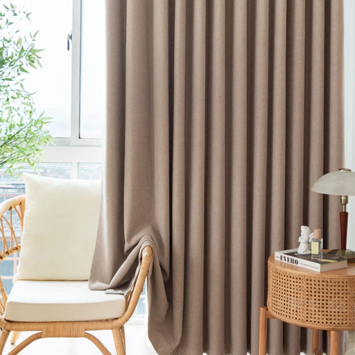 ein Wohnzimmer mit einem Sessel und einem Fenster