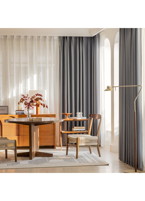 ein Wohnzimmer mit Tisch und Stühlen