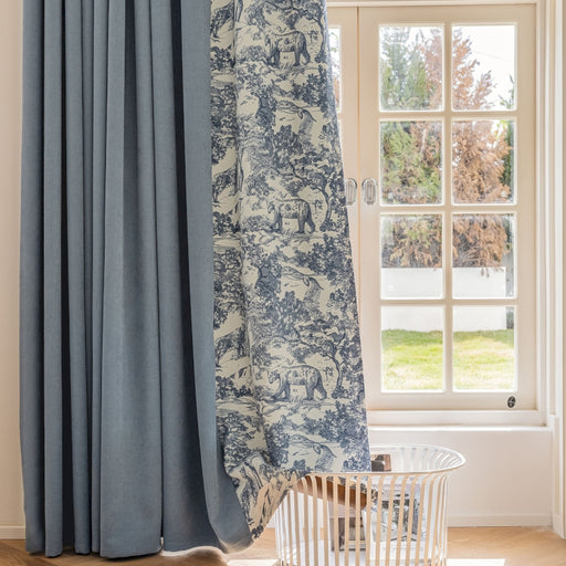 ein Fenster mit einem Vorhang und einem Korb davor