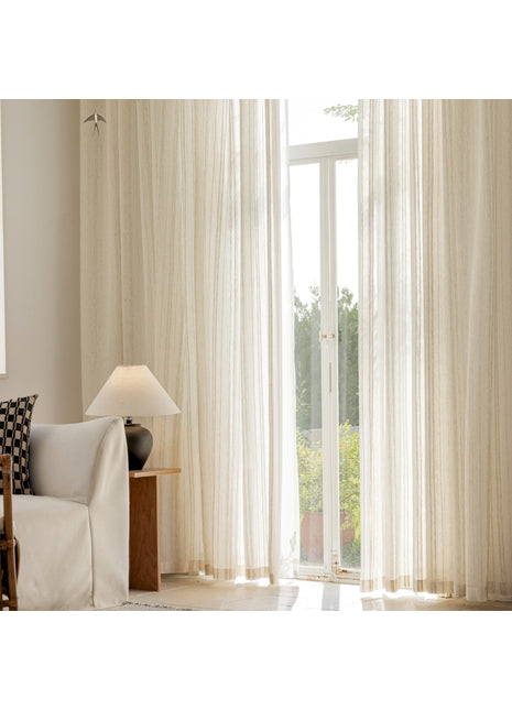 ein Wohnzimmer mit weißem Sofa und großem Fenster
