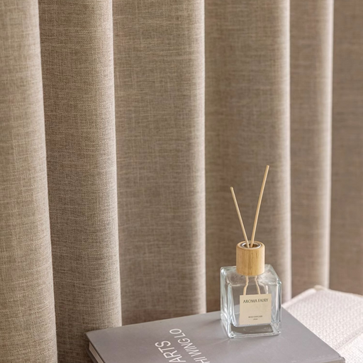 Eine Parfümflasche steht auf einem Buch