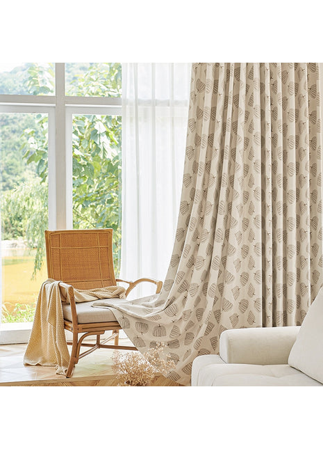 ein Wohnzimmer mit einem Sessel und einem Fenster