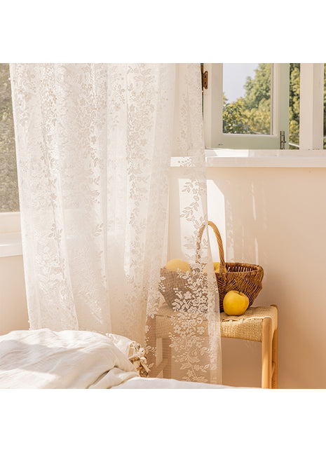 ein Schlafzimmer mit einem weißen Bett und einem Fenster