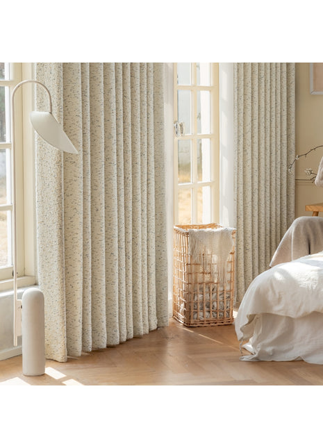 ein Schlafzimmer mit einem Bett und einem Fenster mit Vorhängen