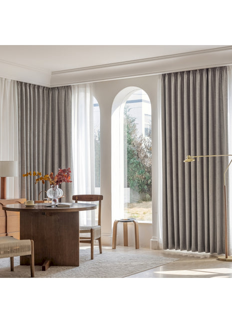 ein Wohnzimmer voller Möbel und einem großen Fenster
