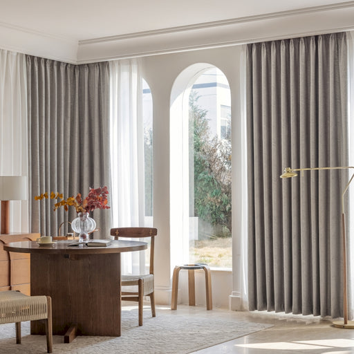 ein Wohnzimmer voller Möbel und einem großen Fenster