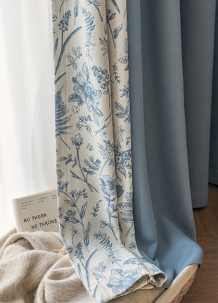 eine Nahaufnahme eines Vorhangs mit blauen Blumen darauf