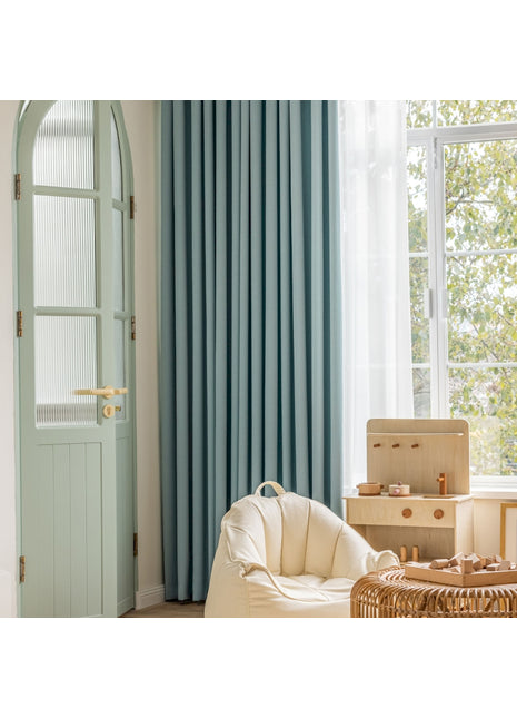 ein Wohnzimmer voller Möbel und einem großen Fenster