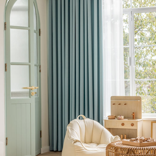 ein Wohnzimmer voller Möbel und einem großen Fenster