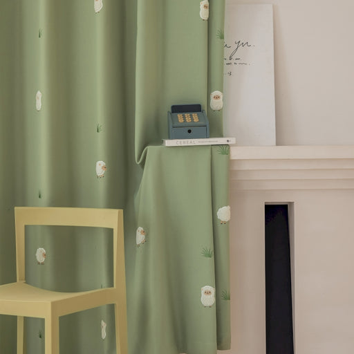 ein Stuhl und ein Tisch in einem Zimmer