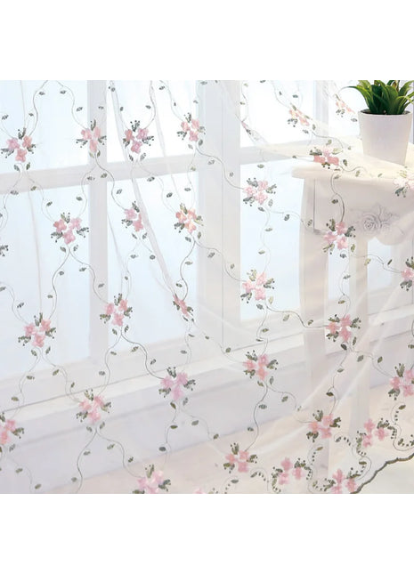 Transparenter Vorhang mit rosa Vintage-Muster