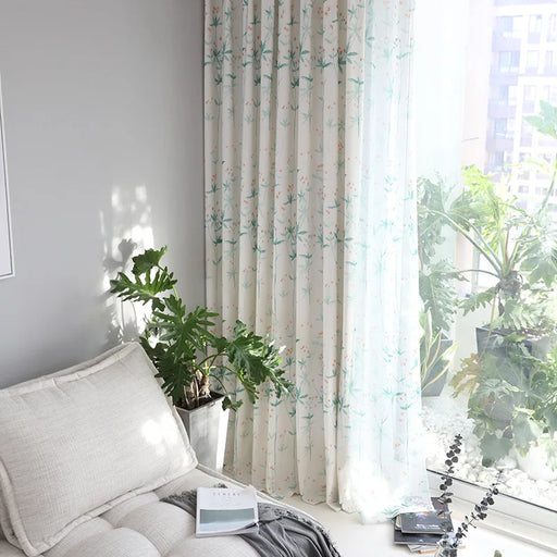 Heller, naturweißer Vorhang