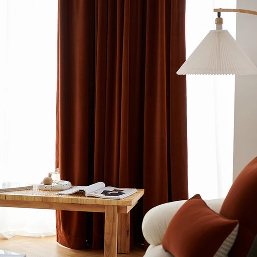 Dunkelorangefarbener Vorhang