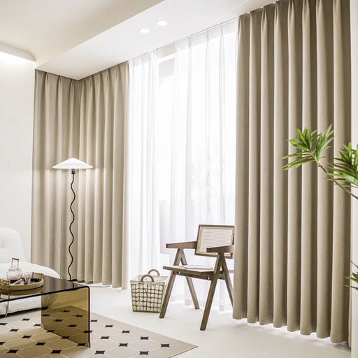 Moderner beigefarbener Verdunkelungsvorhang