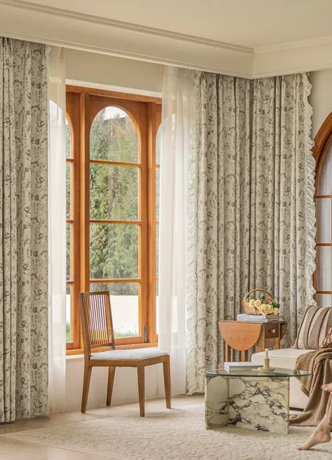 Luxuriöser, weiß gemusterter Vintage-Vorhang