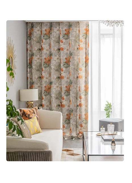 Grauer Vorhang mit orangefarbenem Blumenmuster