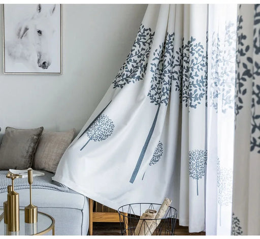 Weißer Vorhang mit blauem Blumenmuster