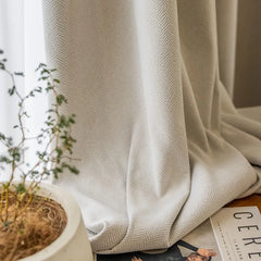 Trendiger cremefarbener Vorhang