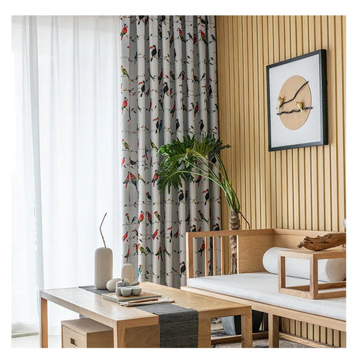 Vorhang mit Papageienmuster