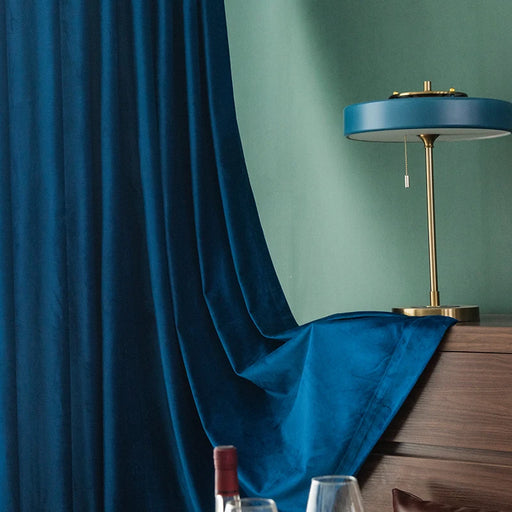 Zarter, mitternachtsblauer Vorhang