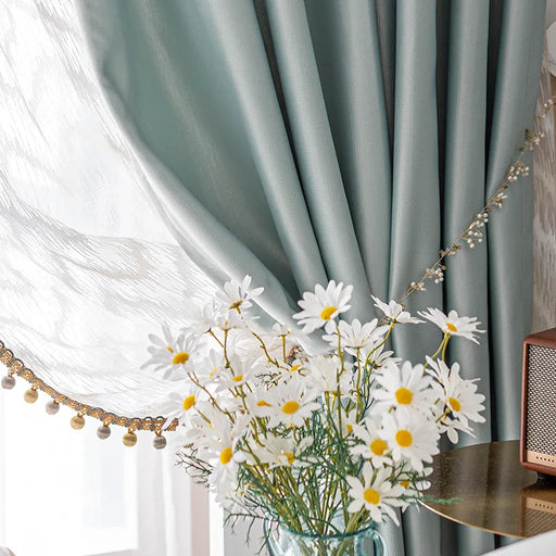 Luxuriöser hellblauer Vorhang