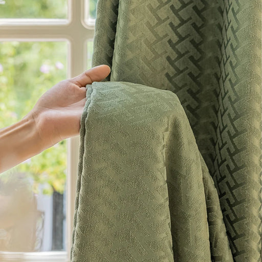 Modernes Schlafzimmer mit grünem Vorhang