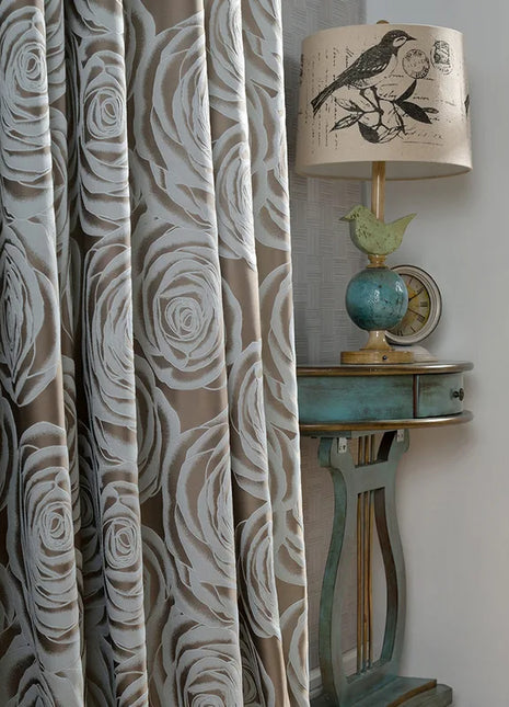 Kupferfarbener Vorhang mit Mustern