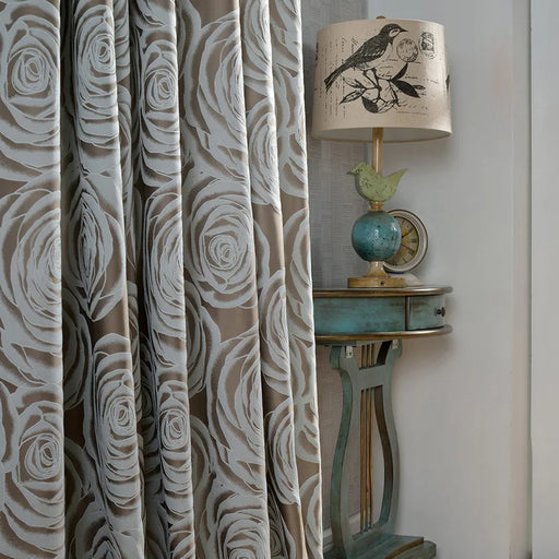 Kupferfarbener Vorhang mit Mustern