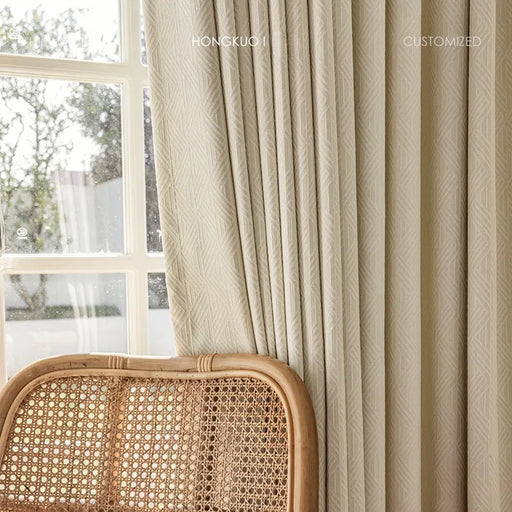 Moderner cremefarbener Vorhang