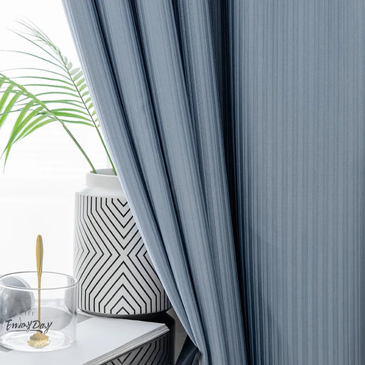 Moderner, eleganter blauer Vorhang
