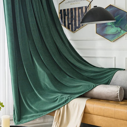 Tannengrüner, weicher Samtvorhang