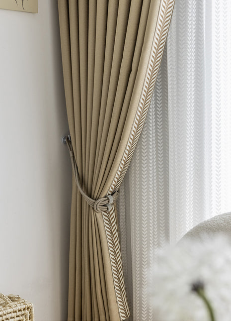 Trendiger beiger und goldener Vorhang