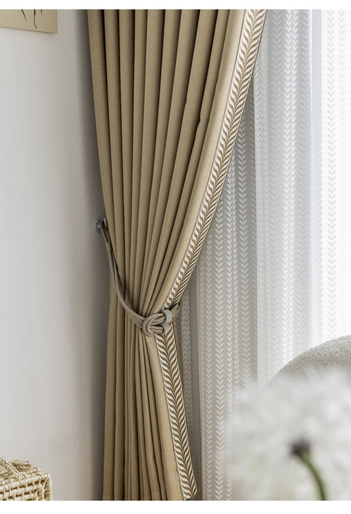 Trendiger beiger und goldener Vorhang