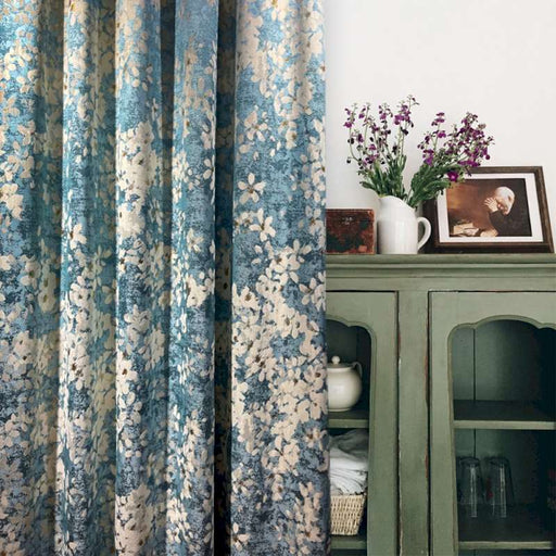 ein grüner Schrank mit einer Blumenvase darauf