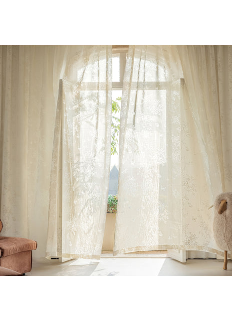 ein Wohnzimmer mit einem Sessel und einem Fenster