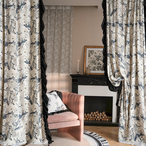 ein Wohnzimmer mit einem rosa Sessel und einem Kamin