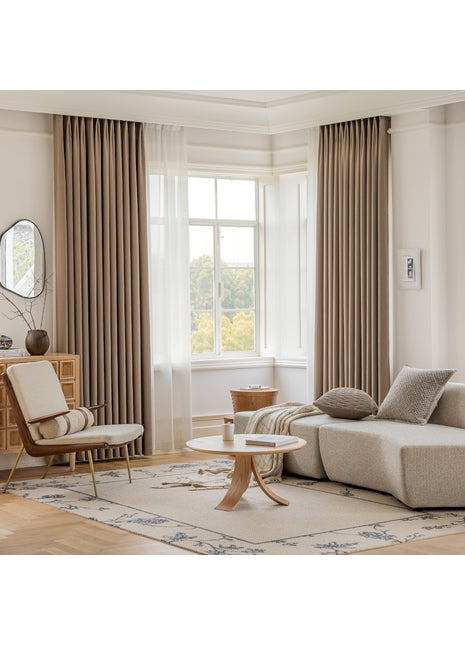 ein Wohnzimmer voller Möbel und einem großen Fenster