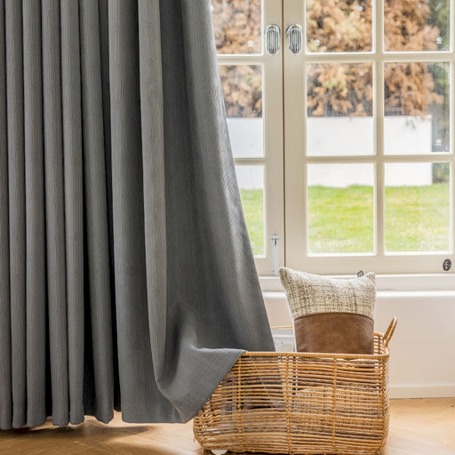 Ein Stuhl und ein Korb vor einem Fenster